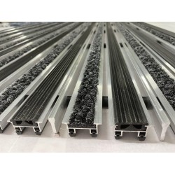 Алюминиевый профиль решётка. Вставка: резина - ворс - скребок