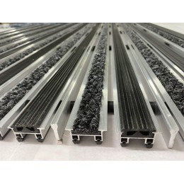 Алюминиевый профиль решётка. Вставка: резина - ворс - скребок