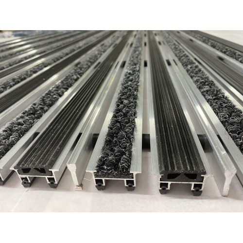 Алюминиевый профиль решётка. Вставка: резина - ворс - скребок в Екатеринбург — Uralhoz.ru