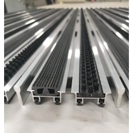 Алюминиевый профиль решётка. Вставка: резина-щетка-скребок