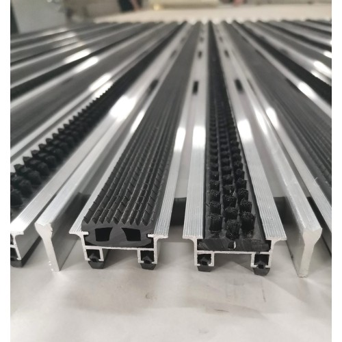 Алюминиевый профиль решётка. Вставка: резина-щетка-скребок в Екатеринбург — Uralhoz.ru